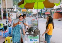 HDV du lịch mùa không tour thời Covid-19: Xin làm xe ôm, bốc vác cũng… không xong Ngày cháo cua đồng vừa có khách quen thường lui tới thì anh ngưng để đi tour /// Ảnh: V.D