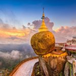 Ngôi chùa trên hòn đá dát vàng chênh vênh suốt 2.500 năm