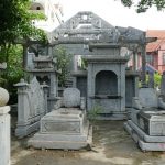 Ngôi làng cách 1 mét có mộ đá nằm ngoài đường, khắp nơi là tượng thờ Ngôi làng cách 1 mét có mộ đá nằm ngoài đường, khắp nơi là tượng thờ