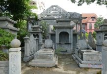 Ngôi làng cách 1 mét có mộ đá nằm ngoài đường, khắp nơi là tượng thờ Ngôi làng cách 1 mét có mộ đá nằm ngoài đường, khắp nơi là tượng thờ