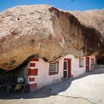 Ngôi nhà kỳ lạ nằm dưới tảng đá nặng 850 tấn giữa sa mạc rộng lớn Ngôi nhà kỳ lạ nằm dưới tảng đá nặng 850 tấn giữa sa mạc rộng lớn - 1