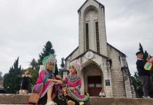 Những đứa trẻ nheo nhóc bán hàng rong mưu sinh ở Sa Pa Những đứa trẻ nheo nhóc bán hàng rong mưu sinh ở Sa Pa