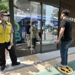 Hàn Quốc ra mắt bến xe bus công nghệ cao chống COVID-19 Hàn Quốc ra mắt bến xe bus công nghệ cao chống COVID-19 - Ảnh 1.