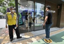 Hàn Quốc ra mắt bến xe bus công nghệ cao chống COVID-19 Hàn Quốc ra mắt bến xe bus công nghệ cao chống COVID-19 - Ảnh 1.