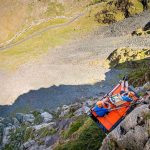 Rùng mình với thử thách cắm trại bên vách núi dựng đứng Rùng mình với thử thách cắm trại bên vách núi dựng đứng - Ảnh 1.