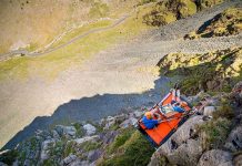 Rùng mình với thử thách cắm trại bên vách núi dựng đứng Rùng mình với thử thách cắm trại bên vách núi dựng đứng - Ảnh 1.