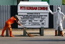 Indonesia: Trưng quan tài trước phố để nâng cao ý thức chống COVID-19 Indonesia: Trưng quan tài trước phố để nâng cao ý thức chống COVID-19 - Ảnh 1.