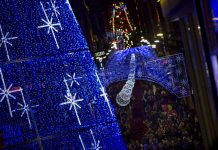 Đón Giáng sinh sớm với màn trình diễn ánh sáng lớn nhất thế giới Đón Giáng sinh sớm với màn trình diễn ánh sáng lớn nhất thế giới - Ảnh 1.