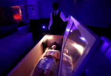 Kỳ quái, dịch vụ nằm quan tài xả stress ở Nhật Bản Kỳ quái, dịch vụ nằm quan tài xả stress ở Nhật Bản - Ảnh 1.