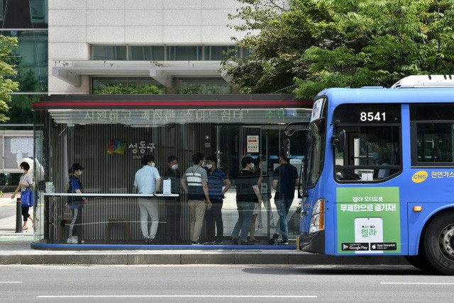 Hàn Quốc ra mắt bến xe bus công nghệ cao chống COVID-19 - Ảnh 2.