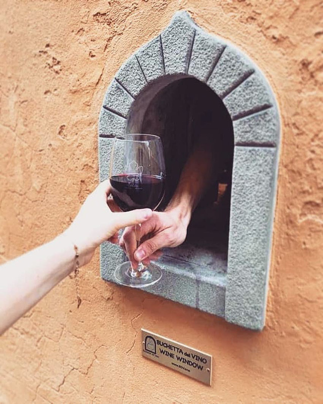 Nhờ COVID 19, truyền thống uống rượu vang gần 400 năm tuổi của Italy được “hồi sinh” - Ảnh 3.