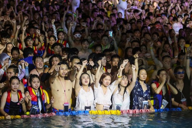 COVID-19 không cản được hàng nghìn người Vũ Hán đổ về lễ hội âm nhạc - Ảnh 3.