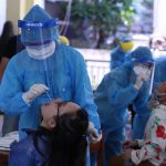 Xét nghiệm Covid-19 tất cả du khách trước khi rời Đà Nẵng Lấy mẫu xét nghiệm Covid-19 tại Đà Nẵng /// ẢNH: NGUYỄN TÚ