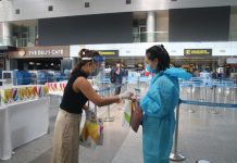 Đà Nẵng gửi thư cảm ơn, tặng quà tiễn du khách rời thành phố Sở Du lịch thay mặt lãnh đạo TP tặng quà và gửi thư cảm ơn đến du khách /// ẢNH: NGUYỄN TÚ