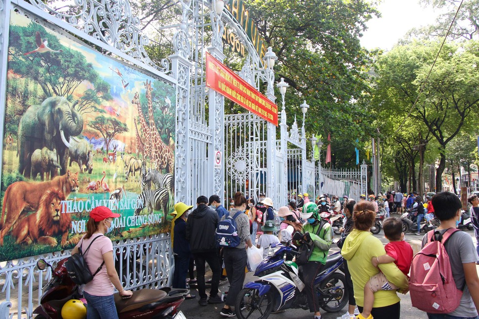 Người Sài Gòn đi chơi dịp lễ 2.9: Trung tâm thành phố thưa vắng - ảnh 16