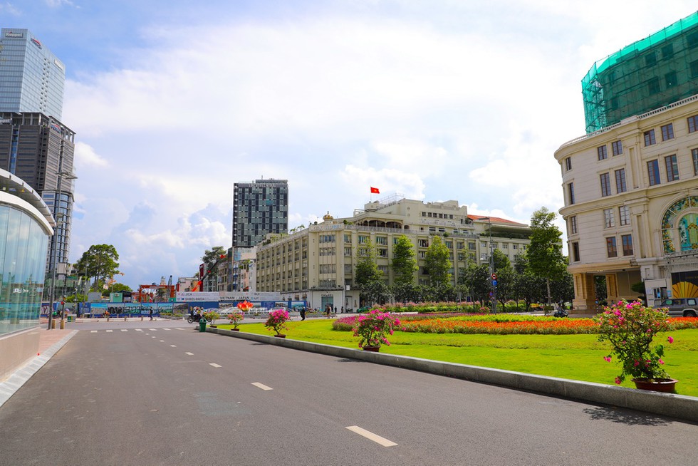 Những khoảnh khắc vắng đến lạ giữa Sài Gòn sáng cuối tuần  - ảnh 16