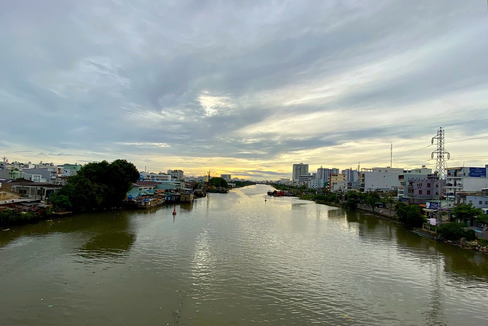 Những khoảnh khắc vắng đến lạ giữa Sài Gòn sáng cuối tuần  - ảnh 17