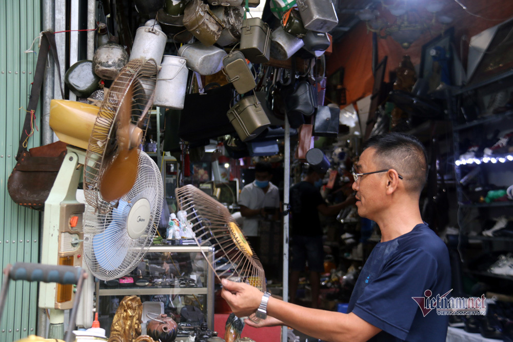 Chợ đồ cổ ở Hà Nội: Bán từ váy cưới cho tới cái cày