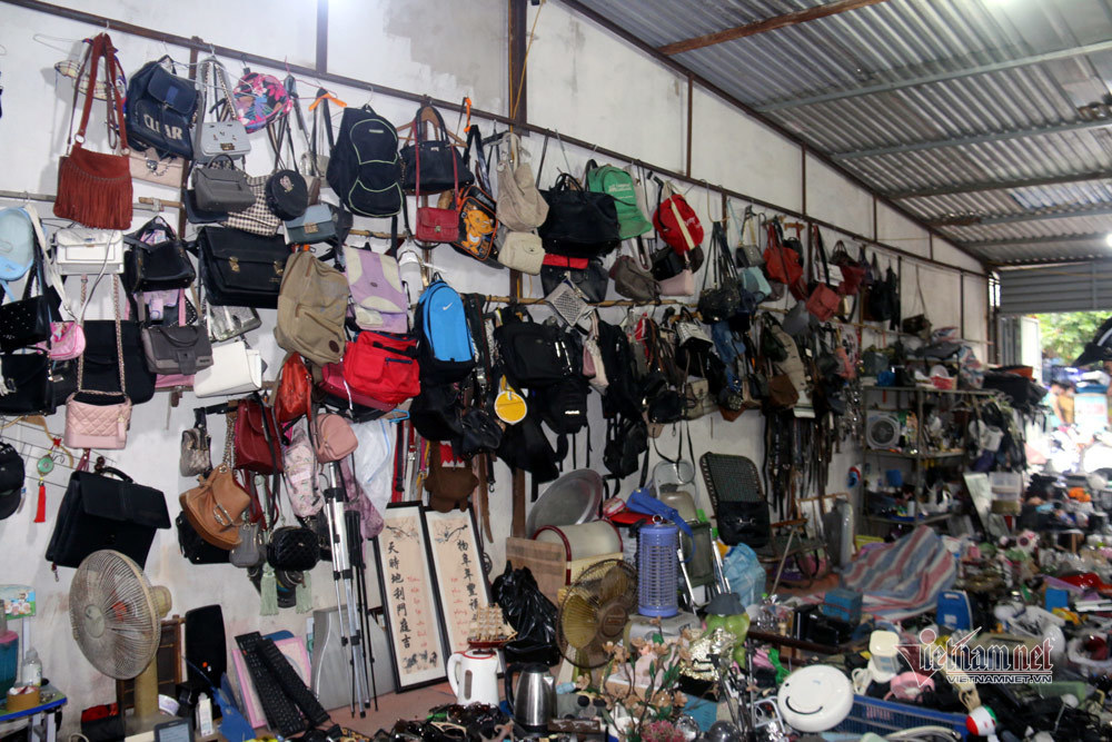Chợ đồ cổ ở Hà Nội: Bán từ váy cưới cho tới cái cày