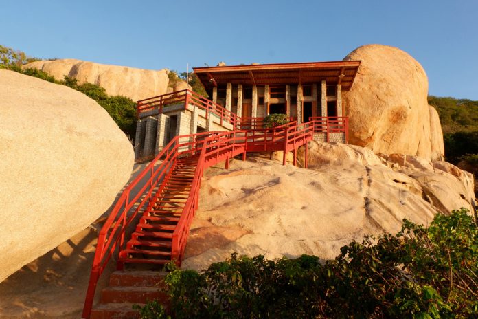 Ngắm ngôi nhà Anh hùng xây trên vách đá Ninh Thuận - Ảnh 1.