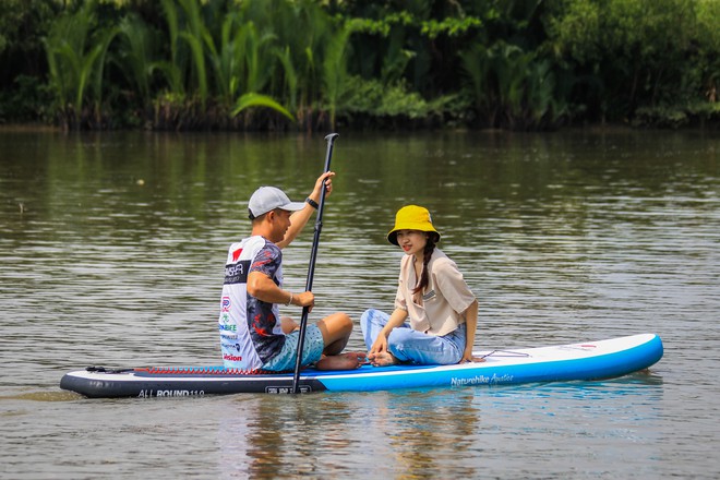 Chèo thuyền SUP lướt sông Sài Gòn cực 'chill' ngắm những tòa cao tầng thành phố - ảnh 11
