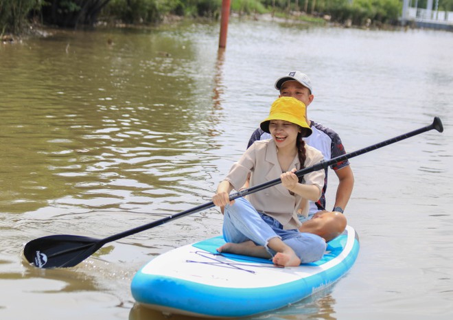 Chèo thuyền SUP lướt sông Sài Gòn cực 'chill' ngắm những tòa cao tầng thành phố - ảnh 13