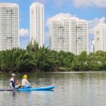 Chèo thuyền SUP lướt sông Sài Gòn cực ‘chill’ ngắm những tòa cao tầng thành phố Không phải đi đâu xa, ngay tại Sài Gòn cũng có thể trải nghiệm cảm giác bình yên lênh đênh trên mặt nước /// Ảnh: Ngọc Thảo