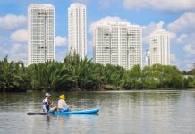 Chèo thuyền SUP lướt sông Sài Gòn cực ‘chill’ ngắm những tòa cao tầng thành phố Không phải đi đâu xa, ngay tại Sài Gòn cũng có thể trải nghiệm cảm giác bình yên lênh đênh trên mặt nước /// Ảnh: Ngọc Thảo
