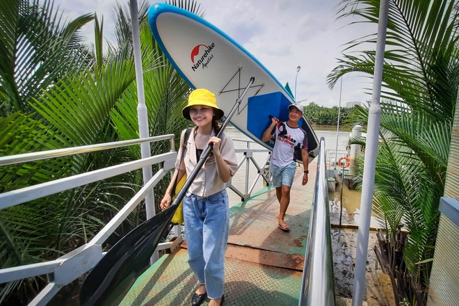 Chèo thuyền SUP lướt sông Sài Gòn cực 'chill' ngắm những tòa cao tầng thành phố - ảnh 15