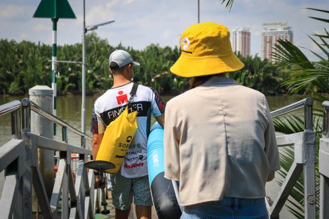 Chèo thuyền SUP lướt sông Sài Gòn cực 'chill' ngắm những tòa cao tầng thành phố - ảnh 8