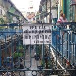 Điểm check-in hẻm Hào Sĩ Phường hơn 1 thế kỷ treo biển cấm chụp hình, vì sao? Hai tấm biển cấm chụp hình, quay phim được dán ở tầng hai của Hào Sĩ Phường /// Ảnh: Lạt