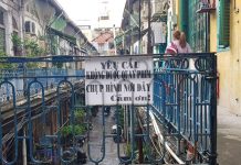 Điểm check-in hẻm Hào Sĩ Phường hơn 1 thế kỷ treo biển cấm chụp hình, vì sao? Hai tấm biển cấm chụp hình, quay phim được dán ở tầng hai của Hào Sĩ Phường /// Ảnh: Lạt