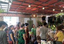 HDV du lịch mùa Covid-19: Mở phiên chợ bán hàng giúp chia sẻ cùng đồng nghiệp 10 phiên chợ đã được anh Hà tổ chức /// Ảnh: H.H