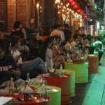 Phố Tây Bùi Viện xập xình tối đầu tiên bar, vũ trường được mở cửa trở lại Ngày đầu tiên được mở cửa trở lại các quán bar ở Bùi Viện vẫn duy trì hoạt động kinh doanh nhà hàng /// Ảnh: Lê Hồng Hạnh