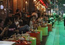 Phố Tây Bùi Viện xập xình tối đầu tiên bar, vũ trường được mở cửa trở lại Ngày đầu tiên được mở cửa trở lại các quán bar ở Bùi Viện vẫn duy trì hoạt động kinh doanh nhà hàng /// Ảnh: Lê Hồng Hạnh