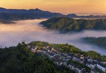 Ngôi làng tuyệt đẹp trên đỉnh núi, ngắm hoàng hôn qua biển mây đẹp ngất ngây Ngôi làng tuyệt đẹp trên đỉnh núi, ngắm hoàng hôn qua biển mây đẹp đến ngất ngây - 1