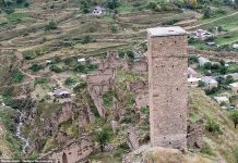 Những ngôi làng ma lụp xụp, đổ nát tại một địa điểm heo hút không người ở Những ngôi làng ma lụp xụp, đổ nát tại một địa điểm heo hút không người ở - 1