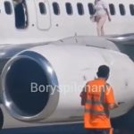 Hành khách đi trên cánh máy bay mo cua thoat hiem anh 1