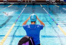 Thực hư việc tắm biển có thể lây COVID-19 Thực hư việc tắm biển có thể lây COVID-19 - Ảnh 1.