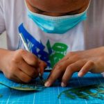 Cắt lá nghệ thuật, cô gái trẻ “làm giàu” trong mùa COVID-19 Cắt lá nghệ thuật, cô gái trẻ “làm giàu” trong mùa COVID-19 - Ảnh 1.