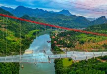 Ra mắt cây cầu thủy tinh phá kỷ lục thế giới mới Ra mắt cây cầu thủy tinh phá kỷ lục thế giới mới - Ảnh 1.