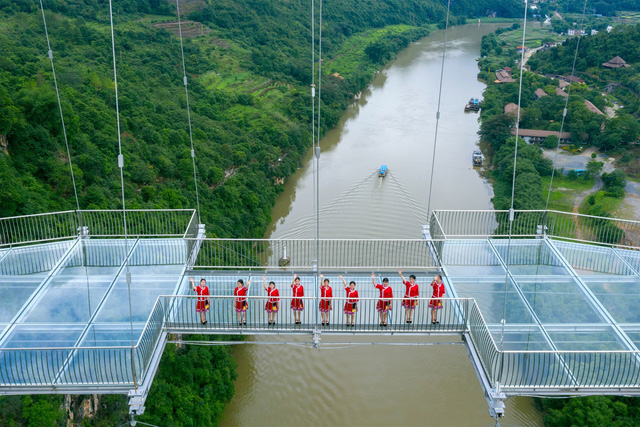 Ra mắt cây cầu thủy tinh phá kỷ lục thế giới mới - Ảnh 2.