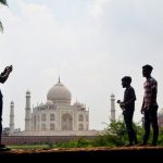 Taj Mahal mở cửa bất chấp số ca nhiễm COVID-19 tăng mạnh Taj Mahal mở cửa bất chấp số ca nhiễm COVID-19 tăng mạnh - Ảnh 1.