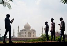 Taj Mahal mở cửa bất chấp số ca nhiễm COVID-19 tăng mạnh Taj Mahal mở cửa bất chấp số ca nhiễm COVID-19 tăng mạnh - Ảnh 1.