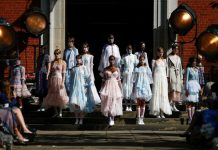 Độc đáo, bộ sưu tập thời trang cảm hứng COVID-19 Độc đáo, bộ sưu tập thời trang cảm hứng COVID-19 - Ảnh 1.