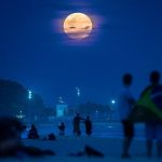 “Trăng xanh” hiếm có xuất hiện vào đúng mùa Halloween Trăng xanh hiếm có xuất hiện vào đúng mùa Halloween - Ảnh 1.