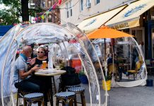 Ý tưởng ‘bong bóng’ cứu sống nhà hàng New York (Mỹ) trong mùa COVID Ý tưởng ‘bong bóng’ cứu sống nhà hàng New York (Mỹ) trong mùa COVID - Ảnh 1.