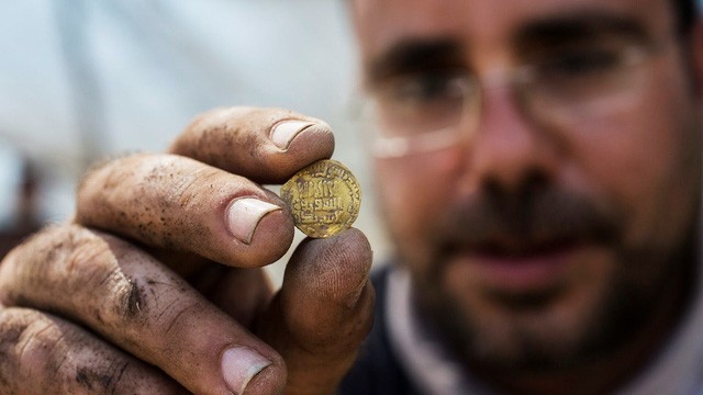 Nhóm bạn trẻ phát hiện hàng trăm đồng vàng nghìn năm tuổi - Ảnh 2.