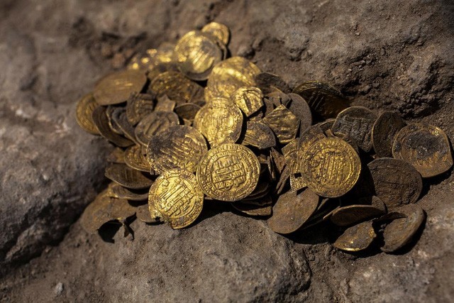 Nhóm bạn trẻ phát hiện hàng trăm đồng vàng nghìn năm tuổi - Ảnh 3.