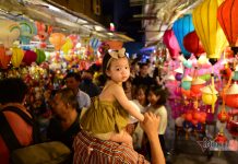 Nghìn người vui chơi trung thu ở phố lồng đèn Sài Gòn Nghìn người vui chơi trung thu ở phố lồng đèn Sài Gòn